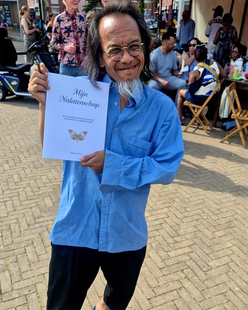 Lezer met het boek Mijn Nalatenschap